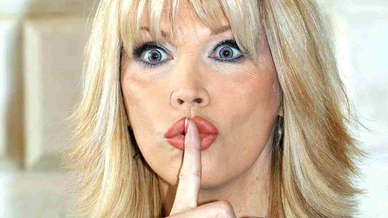 Amanda Lear, frecciata contro la collega famosa