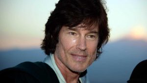 Ronn Moss sorride